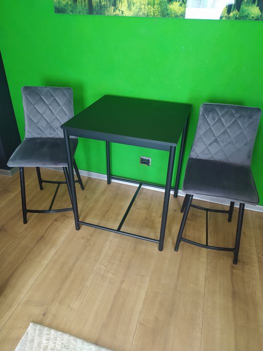 Stół i krzesła mini bar.