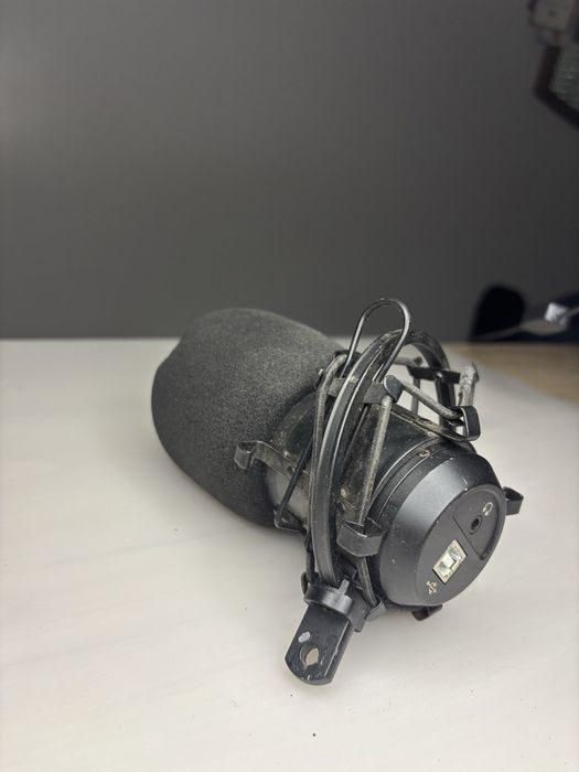 Microfone condensador com suporte anti-vibração (shock mount)
