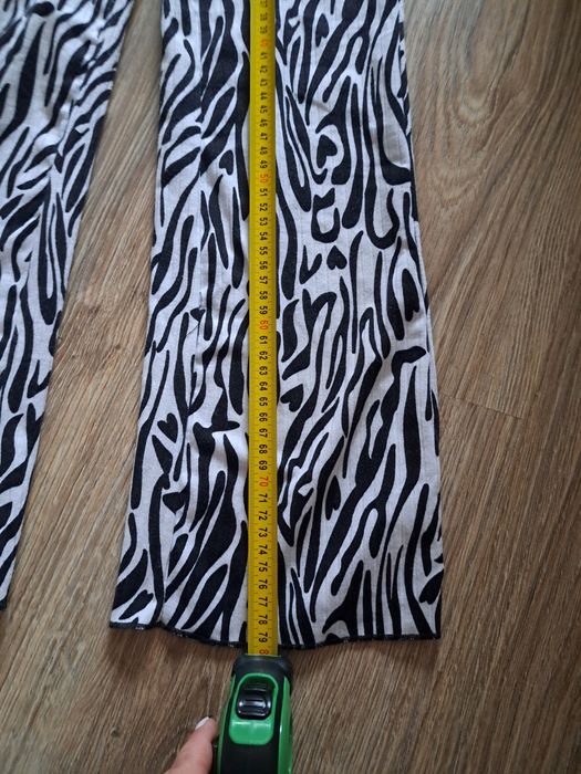 Spodnie szerokie 140 zebra