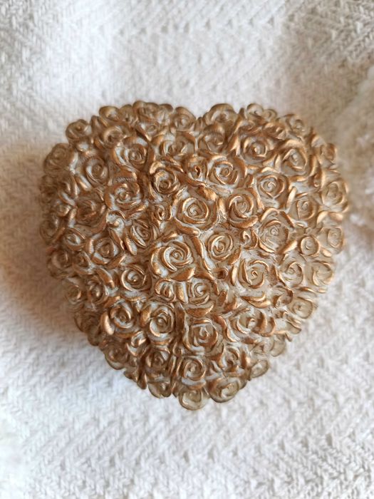 Złocony pojemnik szkatułka w kształcie serca