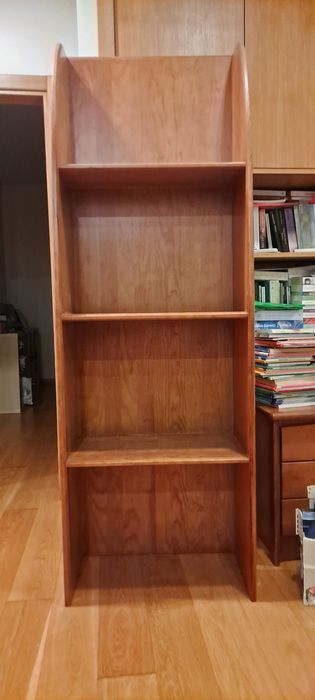 Cama, colchão, mesa de cabeceira