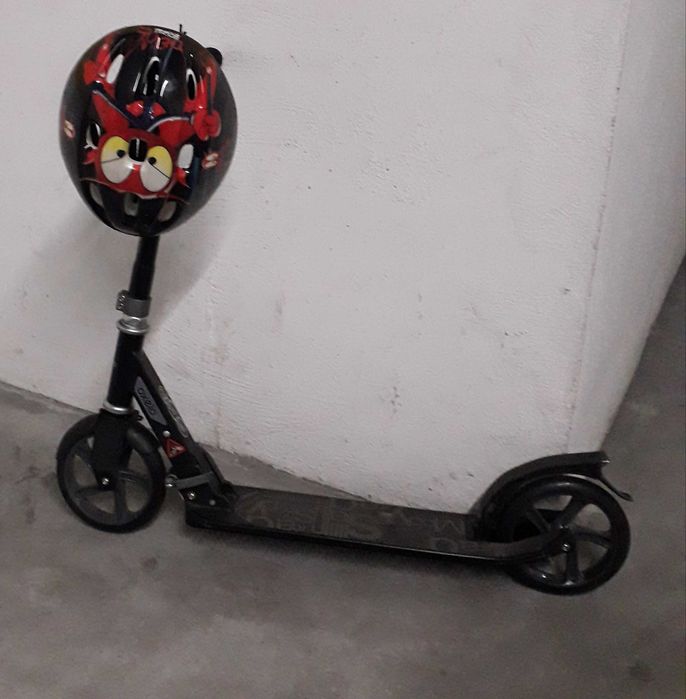 Trotinete com guiador extensivel e capacete