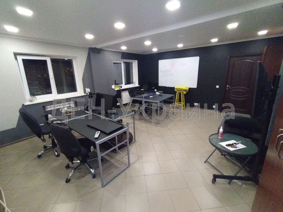 Оренда в центрі Києва офісу 70 кв.м. з ремонтом та своєю територією.