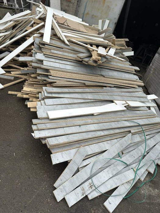 Дрова- відрізки із пресованої тирсоплити.