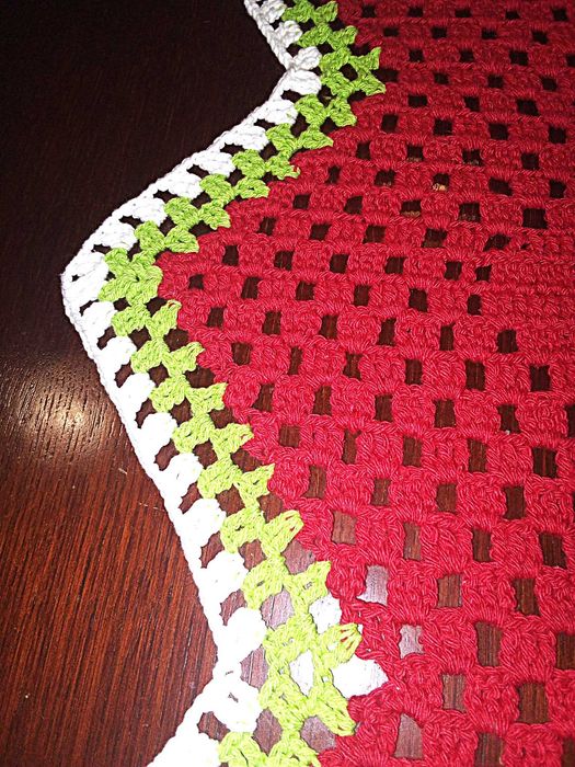Centro de mesa em crochê vermelho, verde e branco feito à mão