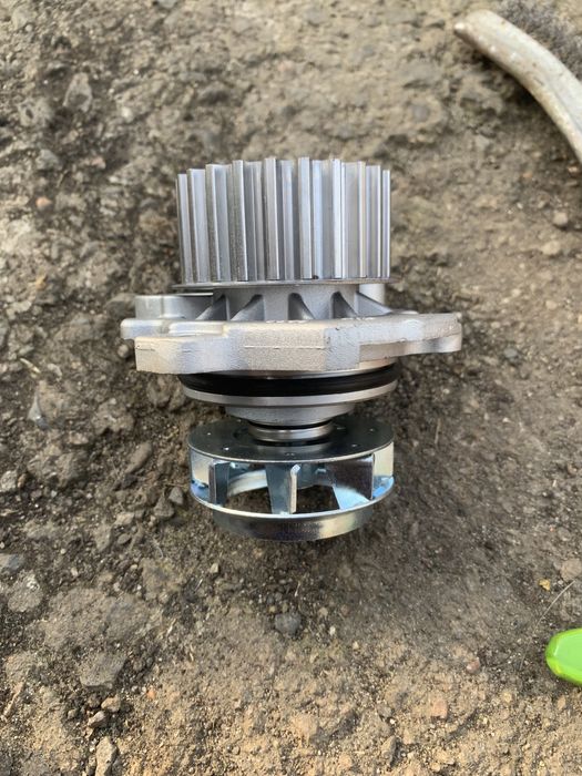 Продам нову помпу GATES до Passat b5 2.0