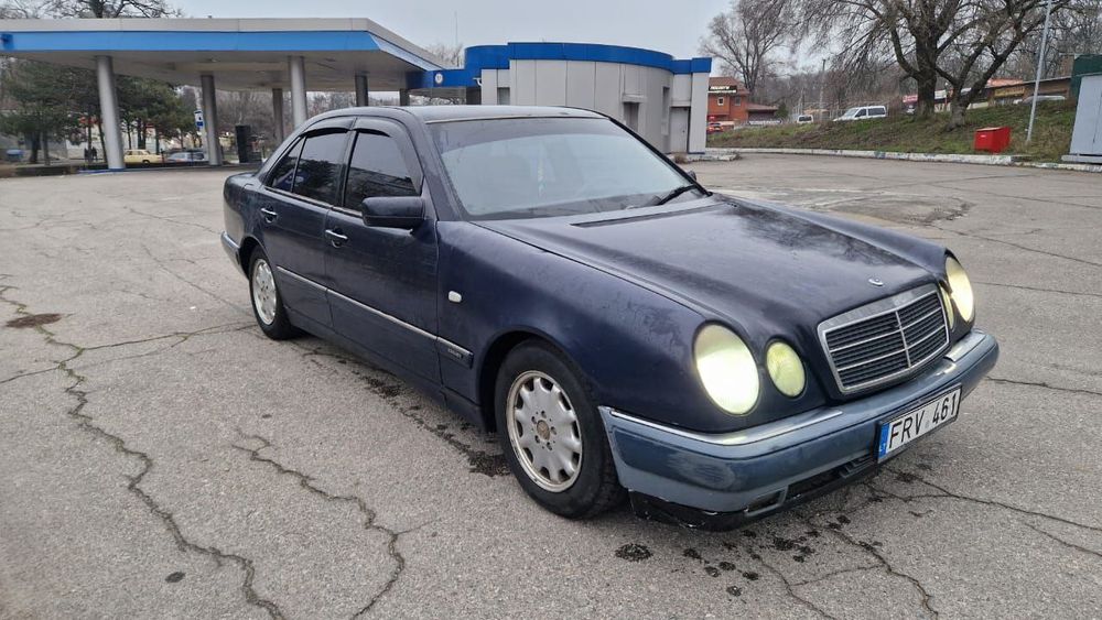 Mercedes Benz  Е220 D