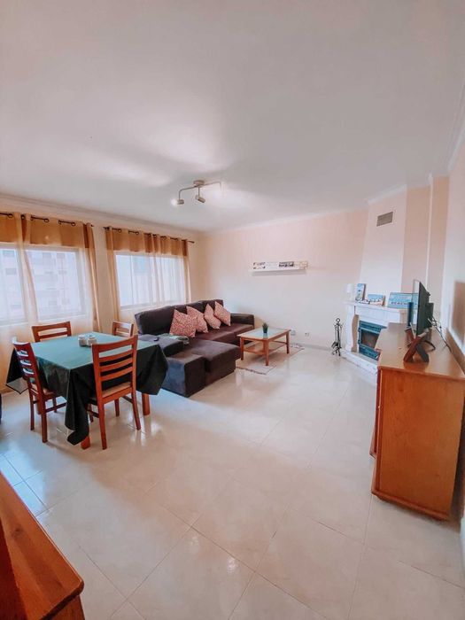Quarto mobilado para arrendar a menina em apartamento muito bem estimado.