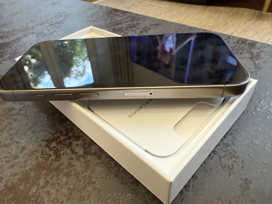 iPhone 15 pro srebrny