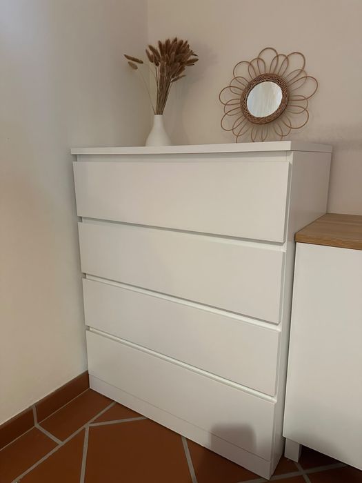 Cómoda IKEA branca com 4 gavetas – Como nova