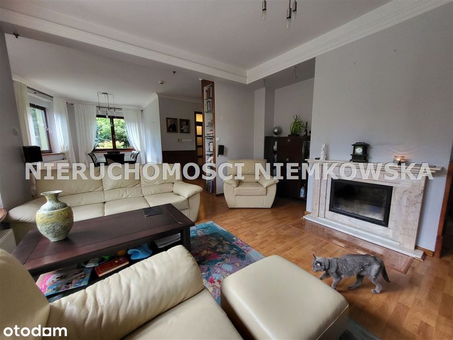 Niebanalny dom z ogrodem zimowym oraz kominkiem