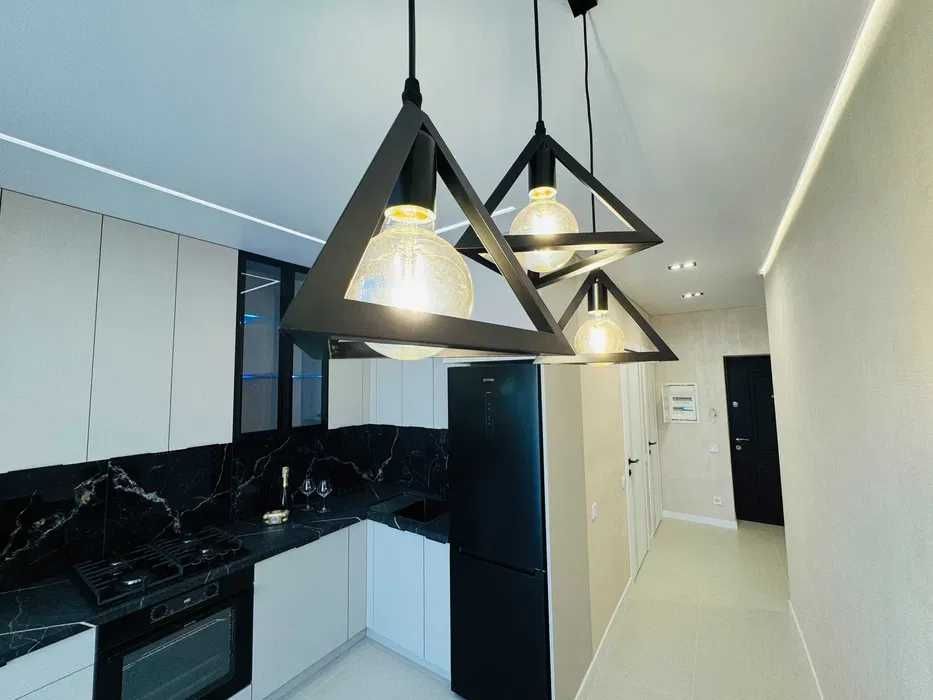 НОВА!!!  2 кім. квартира з ремонтом та меблями В ЦЕНТРІ