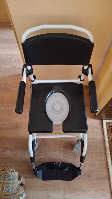 Кресло колісне з санітарним обладнанням