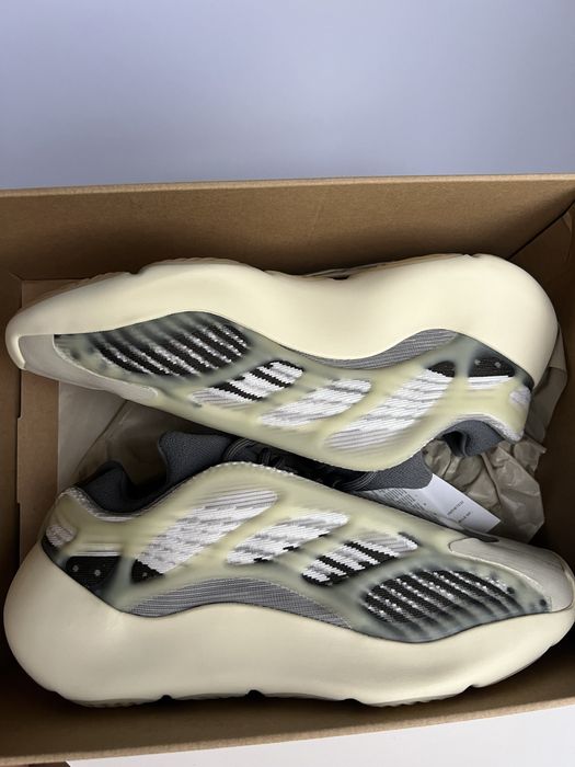 Кросівки ОРИГІНАЛ Adidas Yezzy Boost 700 V3 нові
