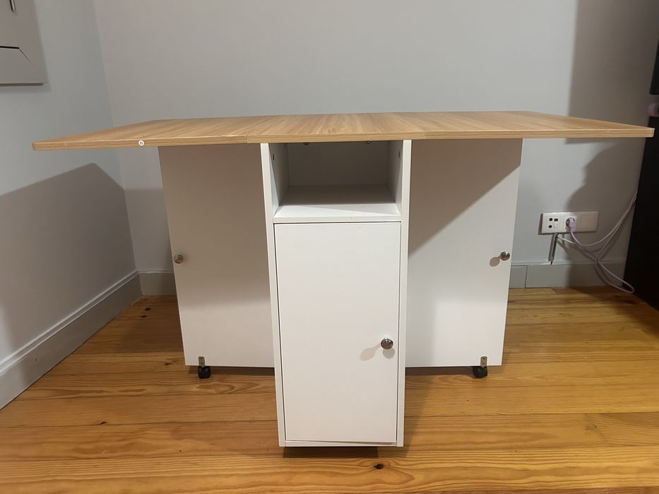 Mesa multifunções dobrável com rodas