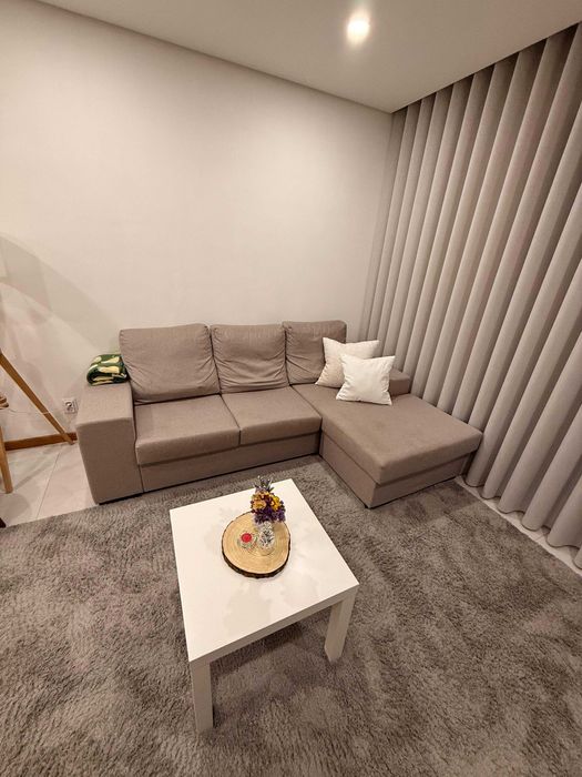 Sofá , mesa, candeeiro e móvel de TV