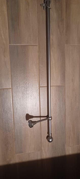 Dwa karnisze kompletne z żabkami