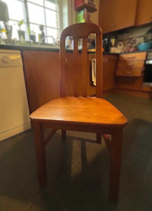 Mesa e 4 cadeiras de pinho