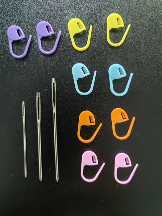 Estojo com 22 agulhas de crochet + 3 agulhas de costura + marcadores