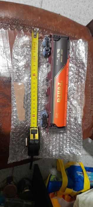 Vagão ferroviário de combustível novo