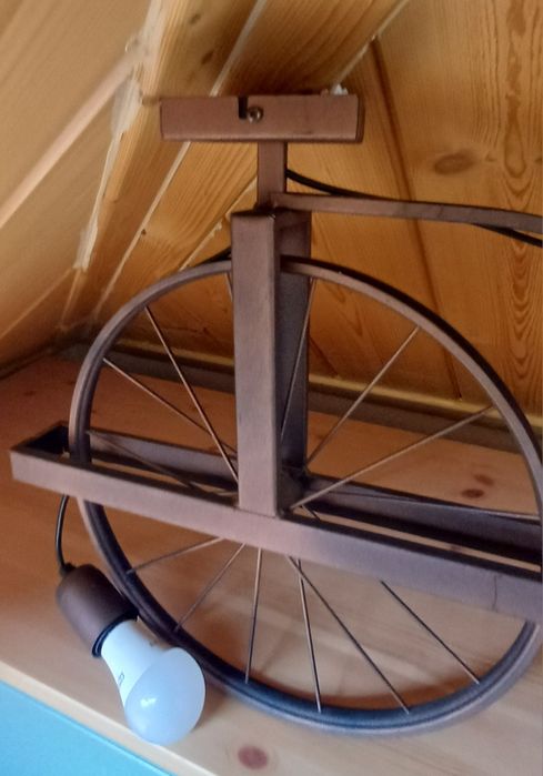 Rustykalna lampa rower