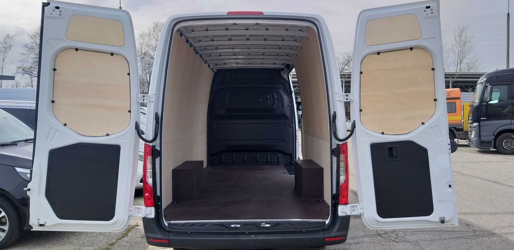 Zabudowa przestrzeni ładunkowej Mercedes Sprinter L3H2 sklejka