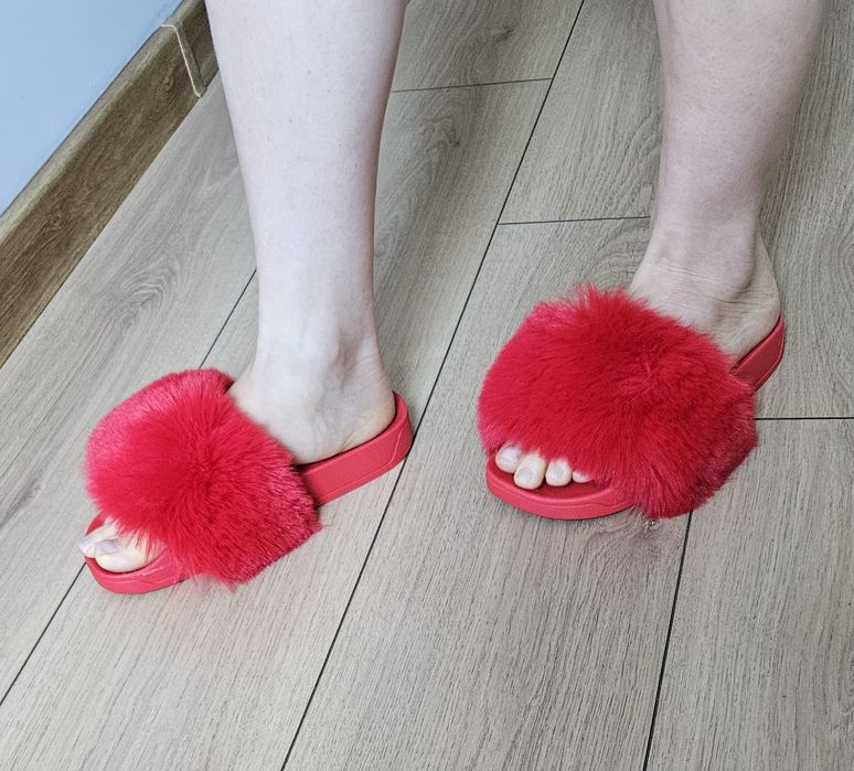 Nowe damskie czerwone klapki kapcie z futerkiem