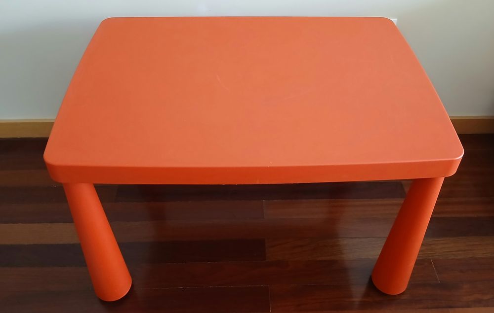 Mesa com cadeiras e banco