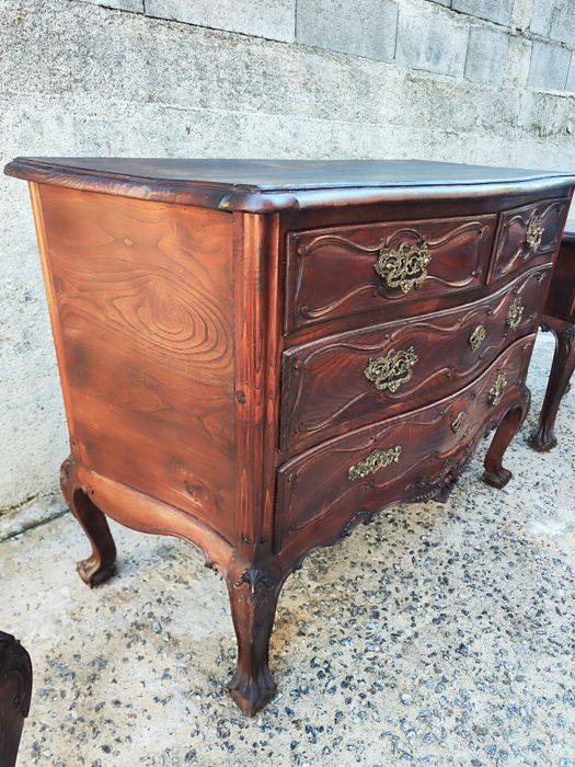 Cómoda antiga estilo Luís XV em madeira maciça