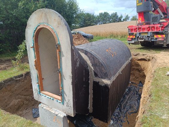 Piwnica betonowa ze schodami