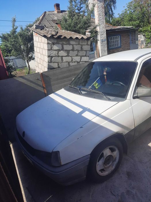 Продам опель кадет 1.3 бензин, 3-дверний на повном бойовом ходу, деталі за тел. 0972164473