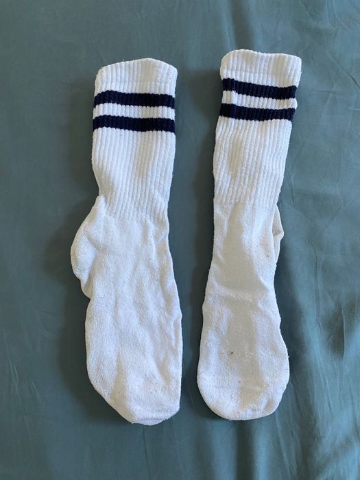 meias brancas com riscas azuis escuras