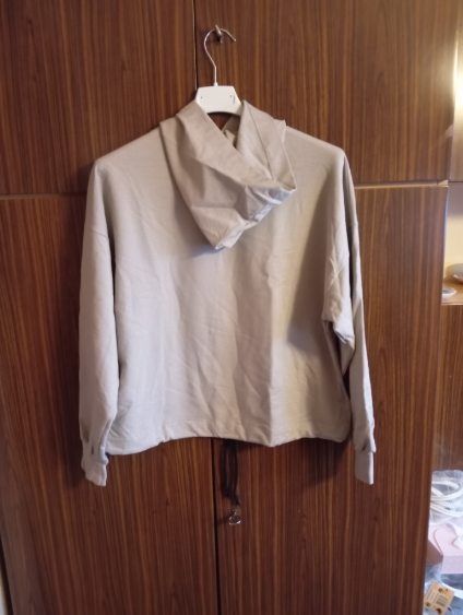 Sprzedam jasną bluzę ze sznureczkiem na dole