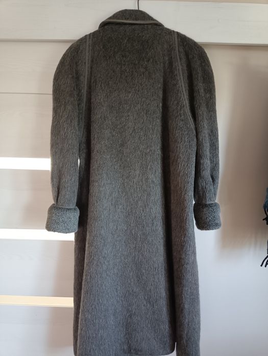 Nowy płaszcz damski z wełny lamy marki SANNWALD