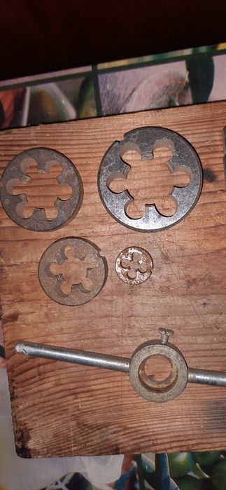 Метчики  и плашки для нарезания резьбы