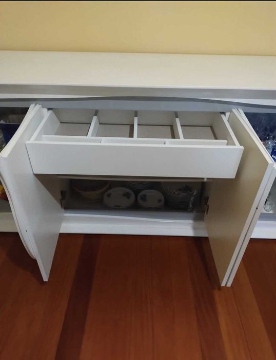 Aparador madeira lacado branco com pormenor cinza