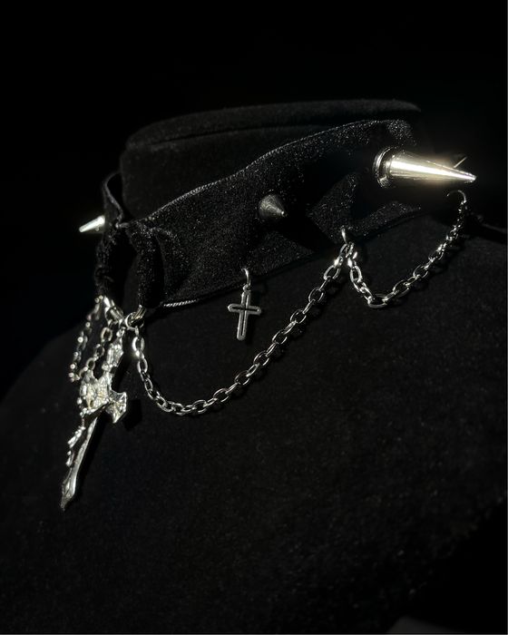 chocker z ćwiekami i krzyżem punk goth