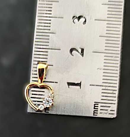 Золотий підвіс Сердечко з 3 цирконами 585 пр. Вага 0,79 гр. розм 15 мм