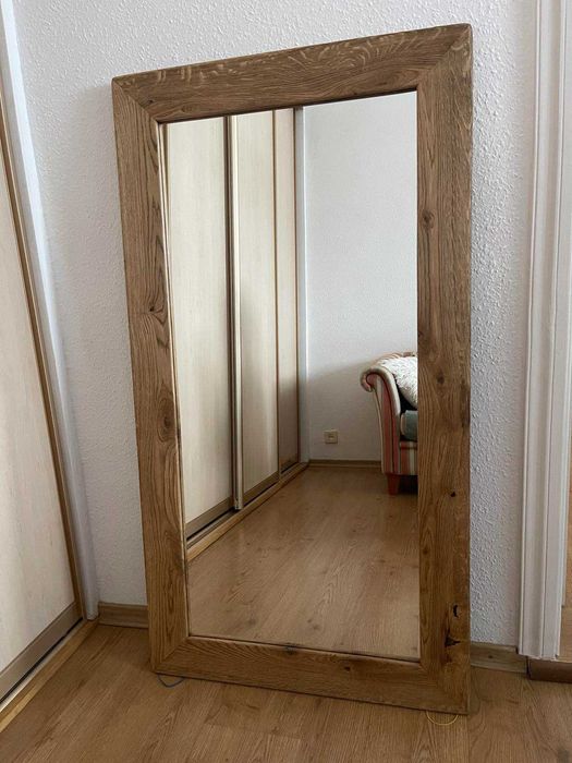 Зеркало дзеркало в дубовій рамі з масива