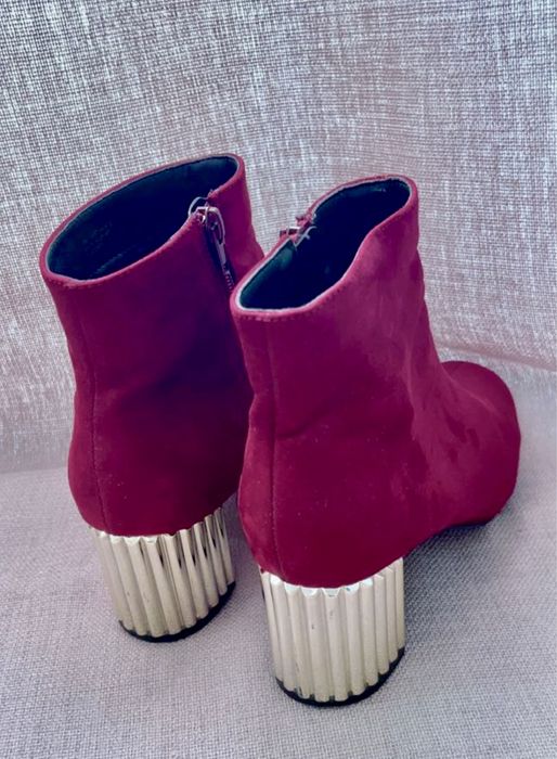 Botins bordeuax e salto dourado