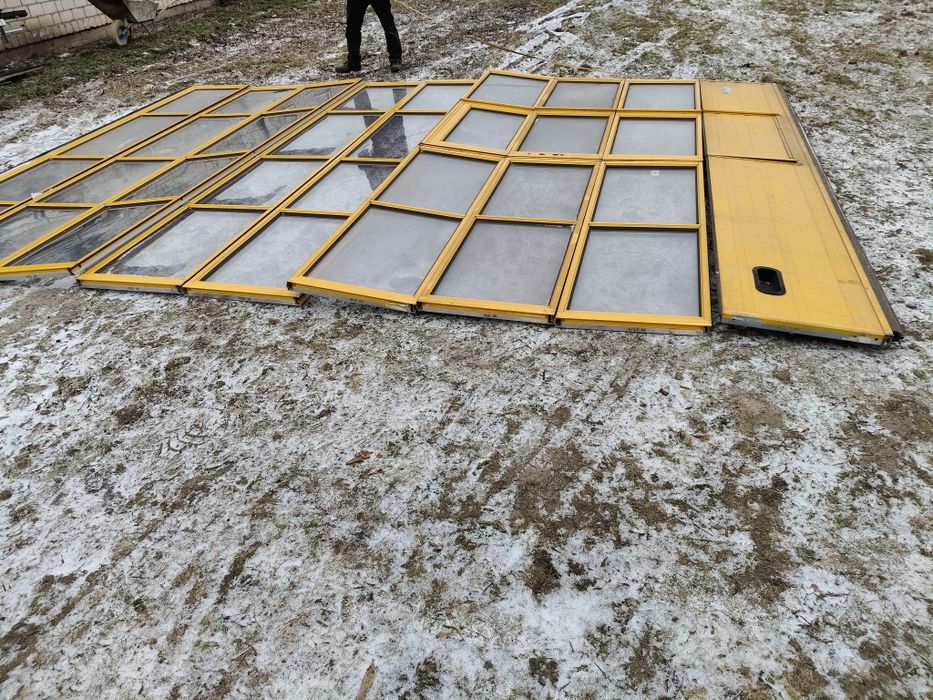 Brama garażowa segmentowa z drzwiami serwisowymi