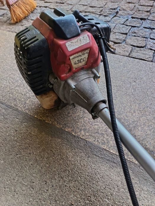 Máquina roçadora.