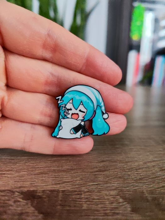 Hatsune Miku pin przypinka broszka.