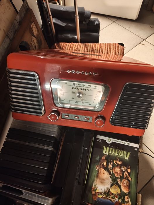 Radio z gramofonem Crosley.