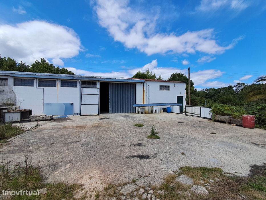 Armazém em Quinta Fechada. 360m2 cobertos + 500m2 descobertos. Ermesin