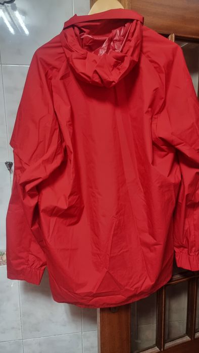 Casaco impermeavel do benfica.