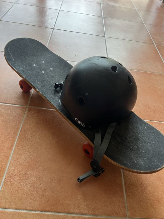 Skate e capacete