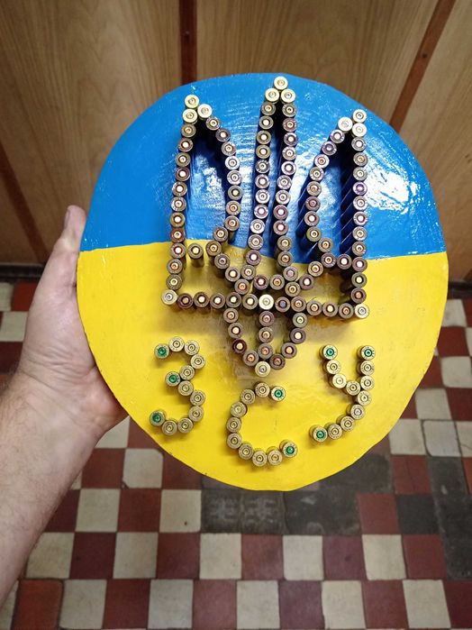 Державний Герб України вибитий на дереві з гільз.