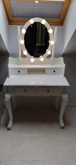 Toaletka z oświetleniem