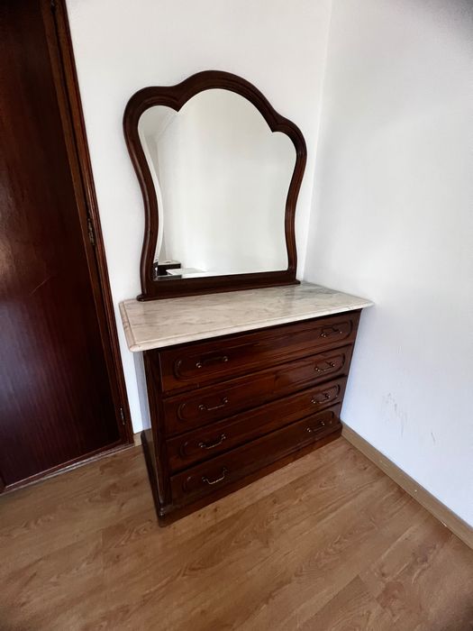 Cómoda quarto estilo antigo